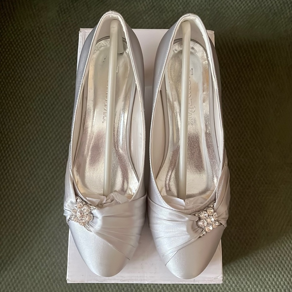 Women’s Size 7 Silver Kitten Heel